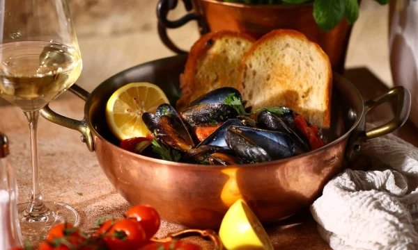 Mussels in tomato sauce or white wine sauce